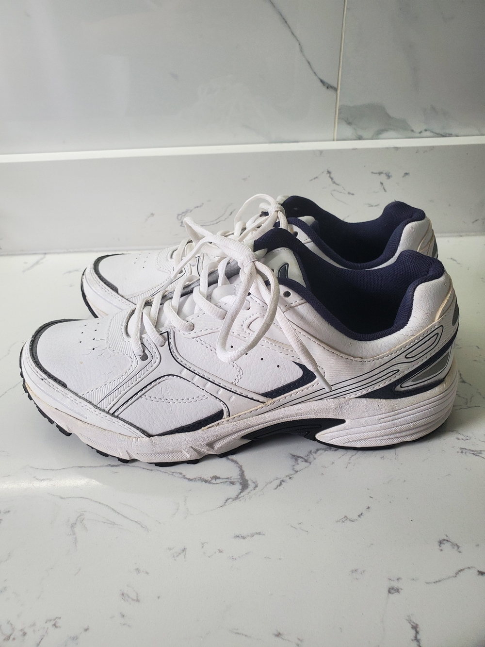 Kirkland Signature MEN'S ATHLETIC SHOE US 9 Leather/Rubber